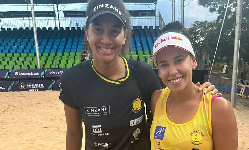Na imagem, Duda e Ana Patrícia na quadra de areia de Brasília.