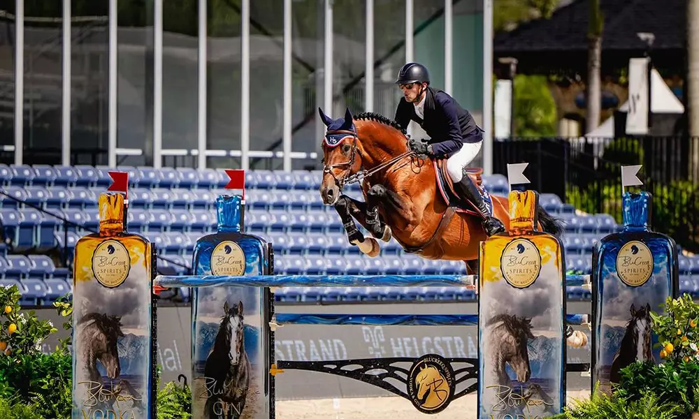Na imagem, Eduardo de Menezes saltando o obstáculo com seu cavalo.
