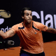 Felipe Meligeni rebate bolinha com a raquete no Challenger de Aix-En-Provence
