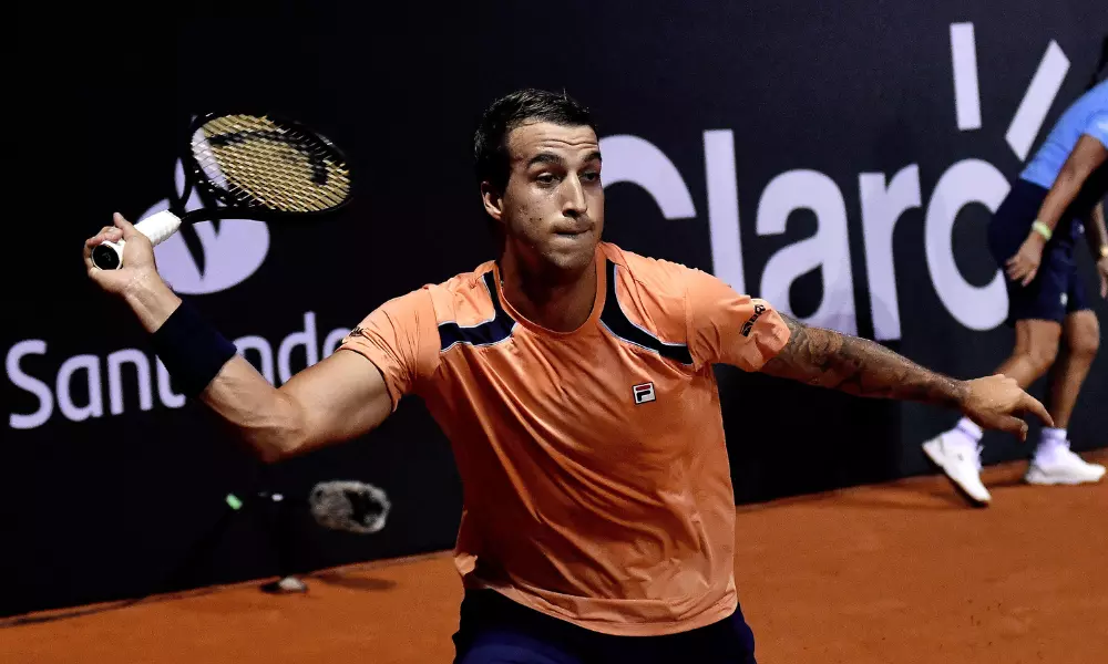 Felipe Meligeni rebate bolinha com a raquete no Challenger de Aix-En-Provence