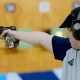 Felipe Wu atirando no Campeonato das Américas de tiro esportivo; Caio Silas de Almeida também competiu