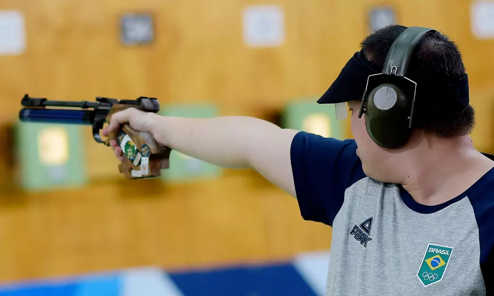 Felipe Wu atirando no Campeonato das Américas de tiro esportivo; Caio Silas de Almeida também competiu