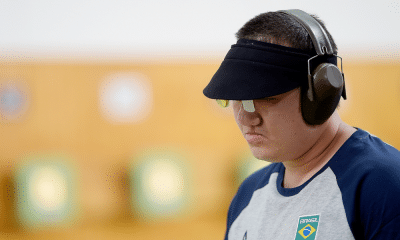 Felipe Wu, com viseira e fones de proteção, com cabeça abaixada cabisbaixo no Campeonato da Américas de tiro esportivo, em que ele não conseguiu vaga olímpica
