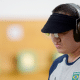 Felipe Wu, com viseira e fones de proteção, com cabeça abaixada cabisbaixo no Campeonato da Américas de tiro esportivo, em que ele não conseguiu vaga olímpica