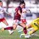 Na imagem, jogadora do Flamengo de frente com a goleira do Red Bull Bragantino.