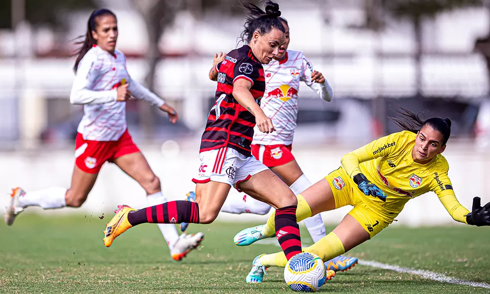 Na imagem, jogadora do Flamengo de frente com a goleira do Red Bull Bragantino.