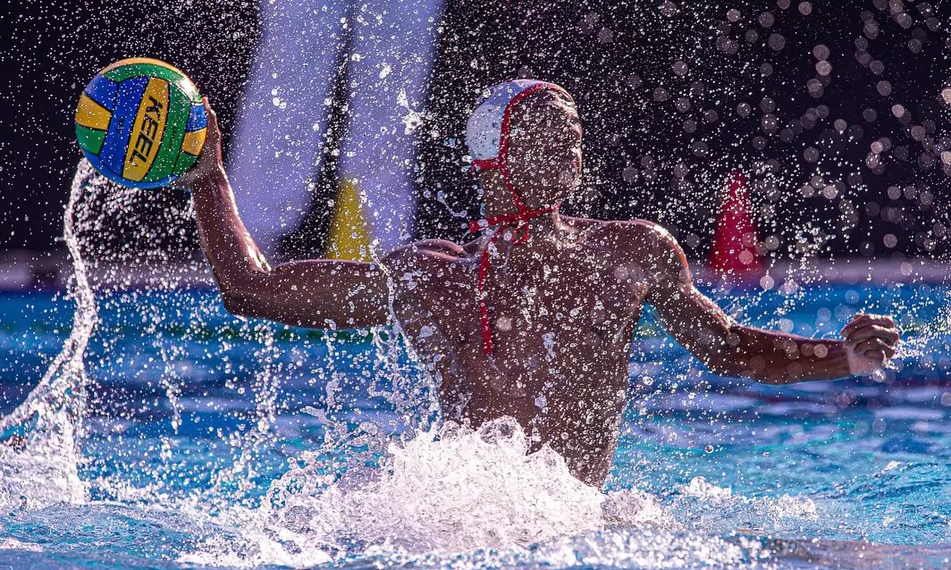 Na imagem, atleta do time masculino de polo do Flamengo arremessando a bola.