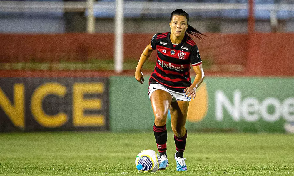 Na imagem, Monalisa, do Flamengo, conduzindo a bola.