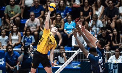 Franco atacando em jogo Guarulhos x Minas pelas quartas de final da Superliga Masculina de vôlei