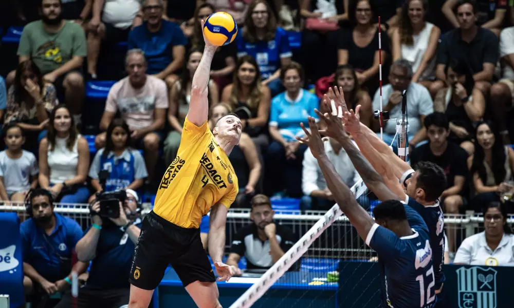 Franco atacando em jogo Guarulhos x Minas pelas quartas de final da Superliga Masculina de vôlei