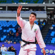 Guilherme Schimidt ergue a mão e faz o sinal de número três no Campeonato Pan-Americano e da Oceania de judô