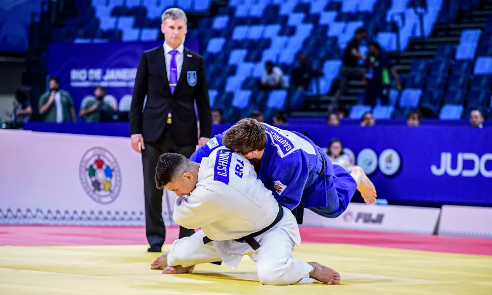 Guilherme Schimidt em luta de solo contra canadense que pode ser seu adversário no Mundial ou nos Jogos Olímpicos de Paris-2024