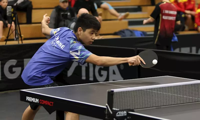 Na imagem, Hamilton Yamane golpeando a bolinha com sua raquete.
