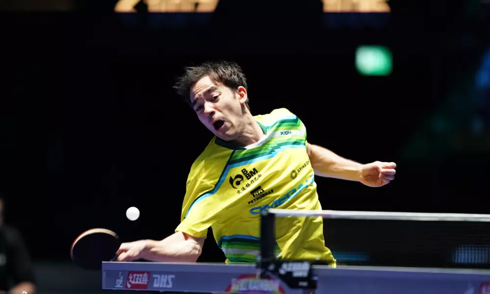 Hugo Calderano golpeia bolinha na Copa do Mundo de tênis de mesa de Macau