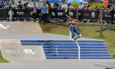 Na imagem, Isabelly Ávila descendo o corrimão com seu skate, no Street do STU de Porto Alegre.