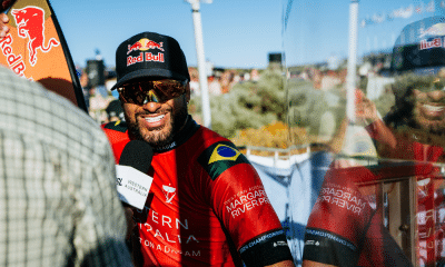 Ítalo Ferreira sorri enquanto dá entrevista em Margaret River na WSL; Caio Ibelli também avançou