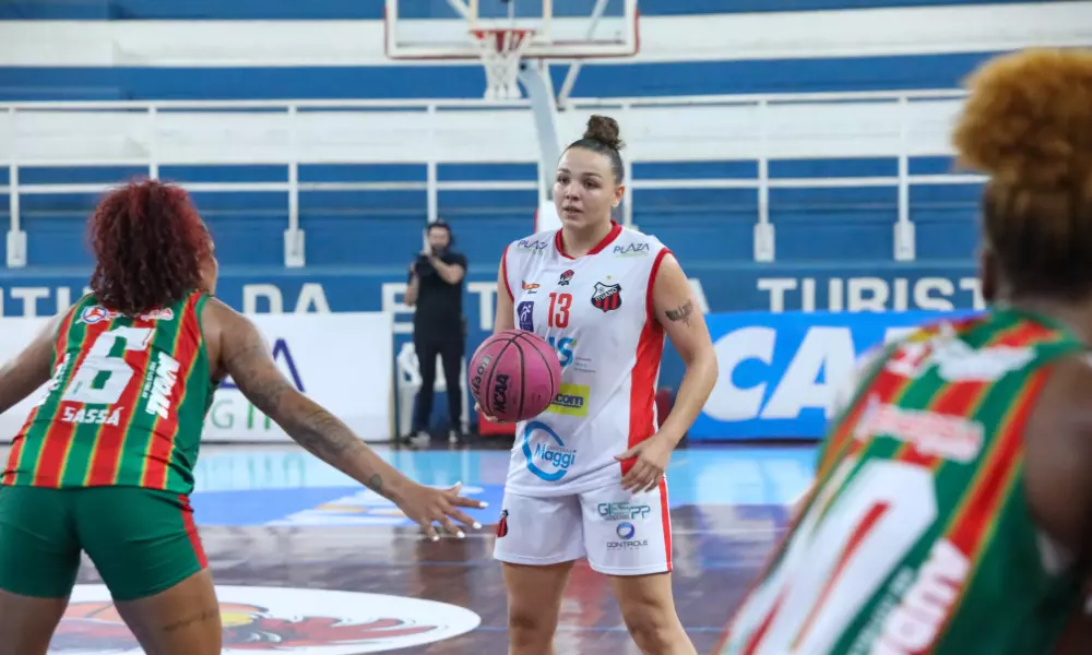 Gabriela Guimarães em partida Ituano x Sampaio Basquete pela LBF