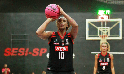 Iza Andrade pelo Sesi Araraquara em partida da LBF