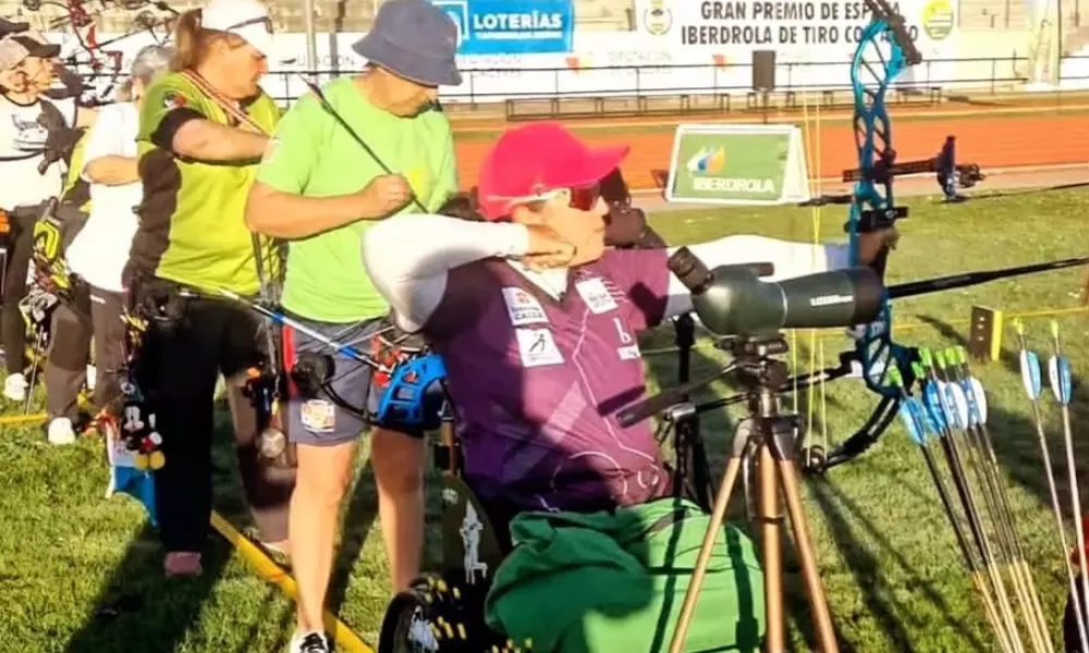 Jane Karla em ação durante competição de tiro com arco convencional na Espanha