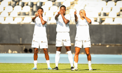 Jardiel e jogadores do Grêmio em partida contra Botafogo pelo Brasileirão sub-20