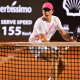 João Fonseca iniciando golpe próximo à rede no ATP 250 de Bucareste