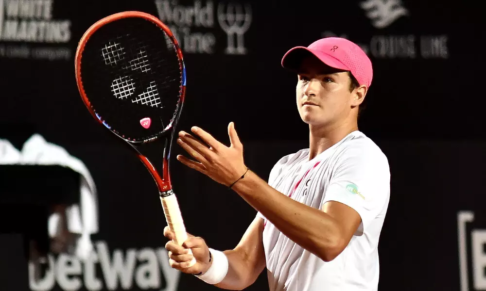 João Fonseca com a raquete na mão durante o Challenger de Nottingham de tênis, atp