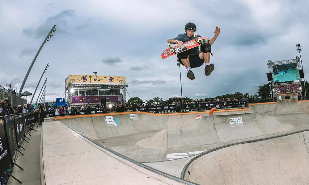 Na imagem, Kalani Konig saltando durante manobra no park do STU Porto Alegre.