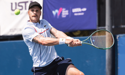 Karue Sell rebate bola com forehand em partida de tênis profissional, Challenger de knoxville