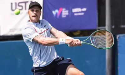 Karue Sell rebate bola com forehand em partida de tênis profissional, Challenger de knoxville