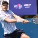 Karue Sell rebate bola com forehand em partida de tênis profissional, Challenger de knoxville