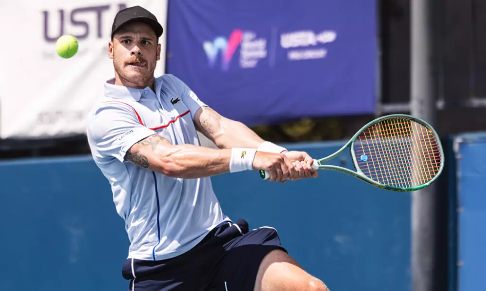 Karue Sell rebate bola com forehand em partida de tênis profissional, Challenger de knoxville