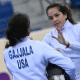 Laura Correia cumprimenta adversária na espada cadete do Mundial Júnior e Cadete de esgrima; Matheus Brandt