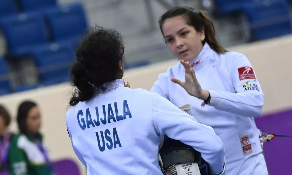Laura Correia cumprimenta adversária na espada cadete do Mundial Júnior e Cadete de esgrima; Matheus Brandt