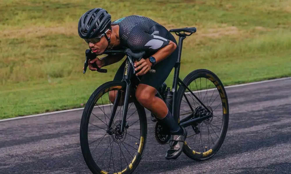 Luca Ascenço em ação no ciclismo da Copa Europeia Júnior de triatlo