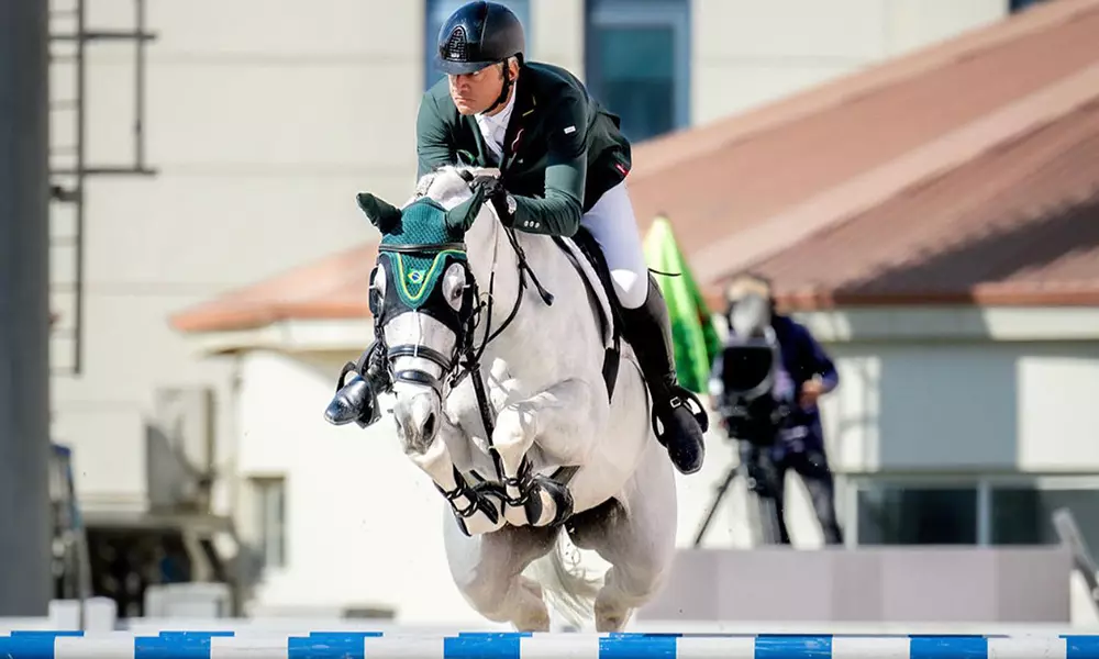 Na imagem, Luiz Felipe de Azevedo Filho saltando o obstáculo com seu cavalo.