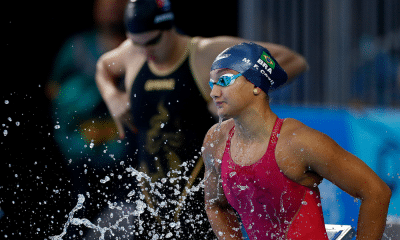 Mafê Costa antes de entrar em ação no Mundial de Esportes Aquáticos de Doha; ela é treinada por Fernando Possenti (Satiro Sodré/CBDA)