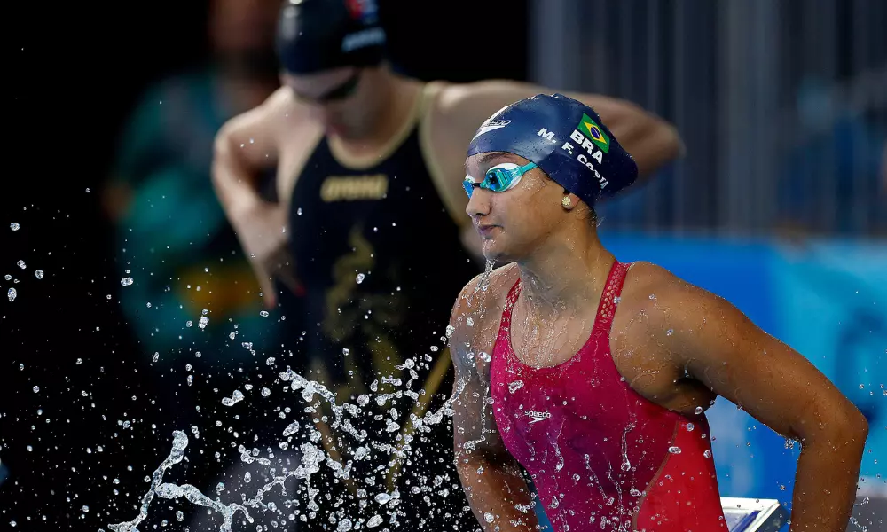 Mafê Costa antes de entrar em ação no Mundial de Esportes Aquáticos de Doha; ela é treinada por Fernando Possenti (Satiro Sodré/CBDA)