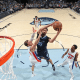 Mãozinha tentando enterrar em partida do Memphis Grizzlies contra o Detroit Pistons na NBA pré-temporada