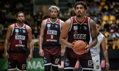 Márcio se prepara para fazer arremesso em jogo do Sesi Franca no NBB