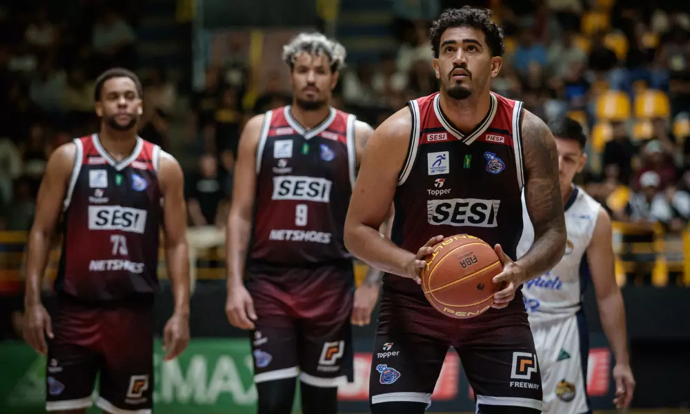 Márcio se prepara para fazer arremesso em jogo do Sesi Franca no NBB