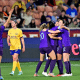 Jogadoras do Orlando Pride abraçam Marta após gol da vitória na NWSL