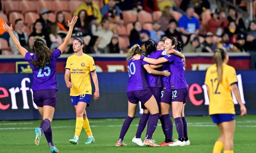 Jogadoras do Orlando Pride abraçam Marta após gol da vitória na NWSL
