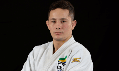 Matheus Takaki olha para foto; o judoca foi suspenso por doping e está fora de Paris