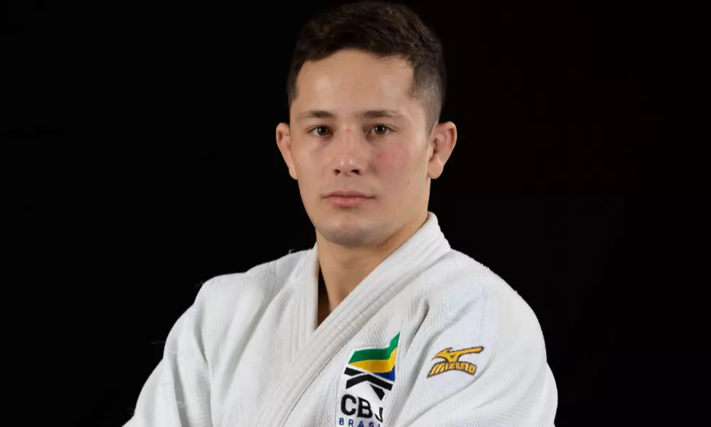Matheus Takaki olha para foto; o judoca foi suspenso por doping e está fora de Paris