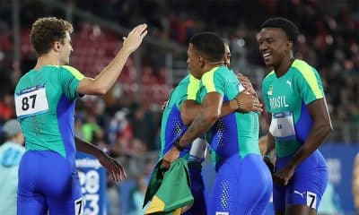 Na imagem, revezamento brasileiro comemorando a vitória.
