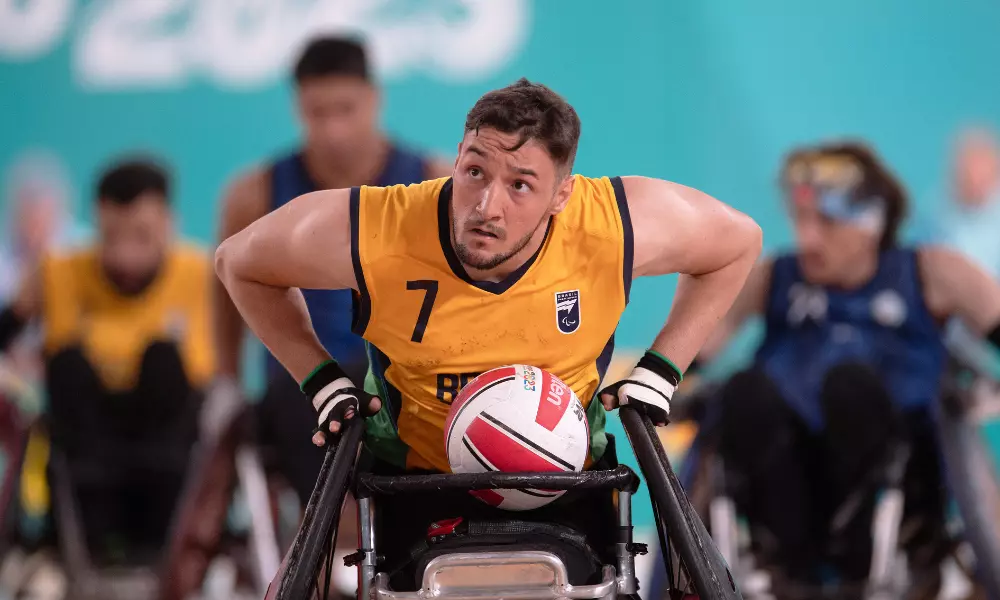 Jogador da seleção brasileira de rúgbi em cadeira de rodas com a bola durante partida; o país receberá a Copa América da modalidade de 2025, no Centro de Treinamento Paralímpico seleção de rúgbi em CR