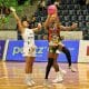Na imagem, jogadora do Sampaio Basquete livrando-se da marcação para arremessar a bola.