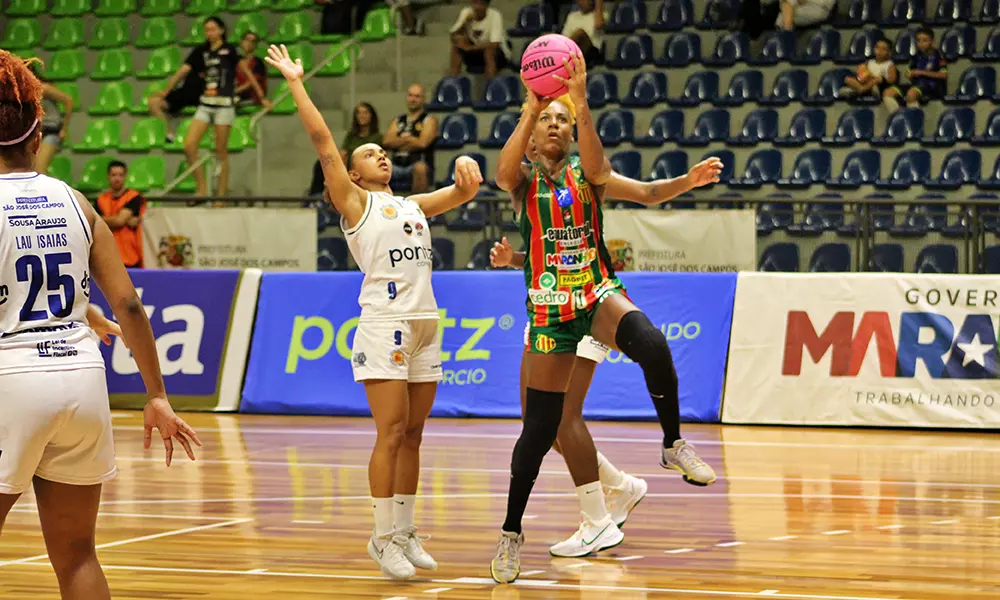 Na imagem, jogadora do Sampaio Basquete livrando-se da marcação para arremessar a bola.