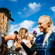 Tati Weston-Webb cumprimenta fãs após sair da água em Margaret River na WSL