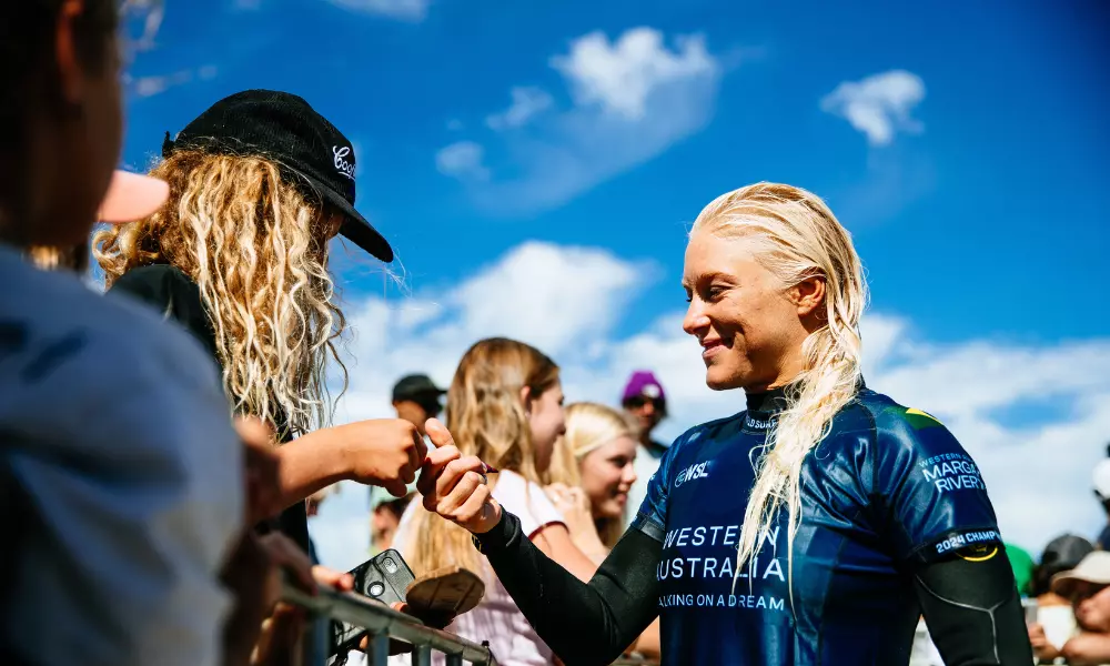 Tati Weston-Webb cumprimenta fãs após sair da água em Margaret River na WSL